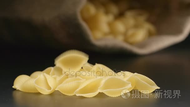 慢动作︰ 面食 (conchiglie) 附近一个说谎的布袋子落