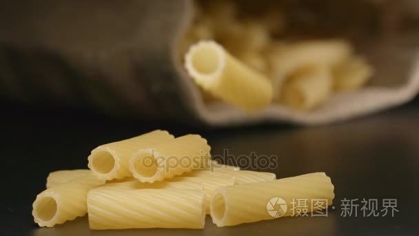 慢动作︰ 意面大 (tortiglioni) 附近一个说谎的布袋子落