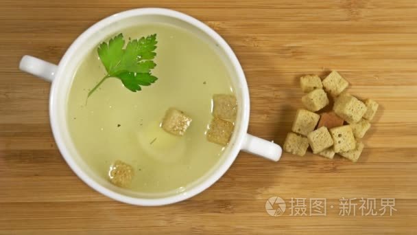 油煎面包块落入鸡汤慢动作视频