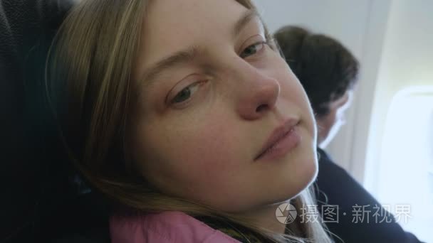 年轻女子想要睡在飞机视频