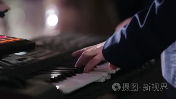 在音乐会上弹钢琴视频