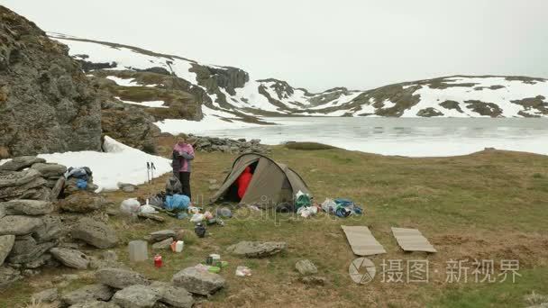 徒步旅行者在离开营地前把东西