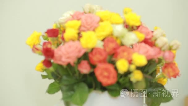多汁 多彩花束的粉红色，黄色，红色和橙色玫瑰，特写