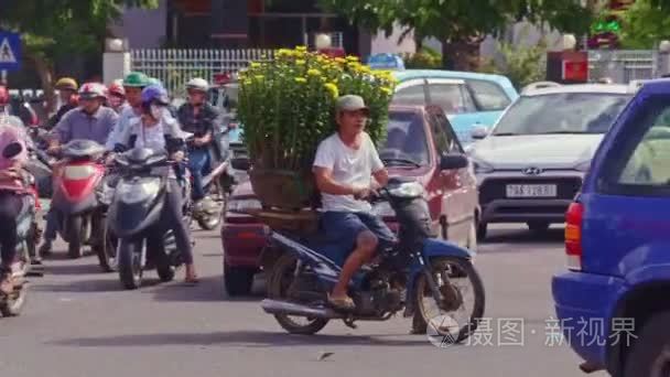 男子驾驶摩托车与菊花锅视频