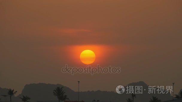 太阳在地平线上的云薄雾中设置视频