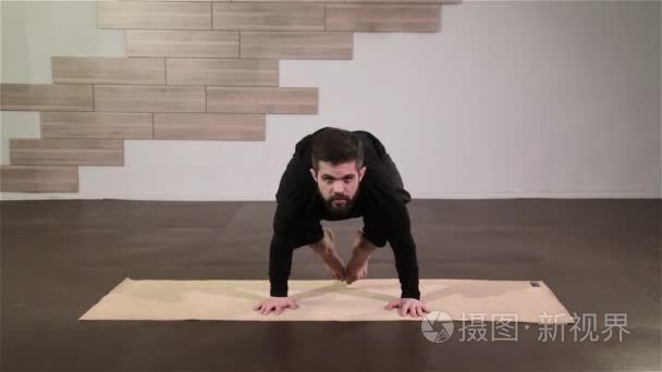 坚强的人练习困难瑜伽姿势视频