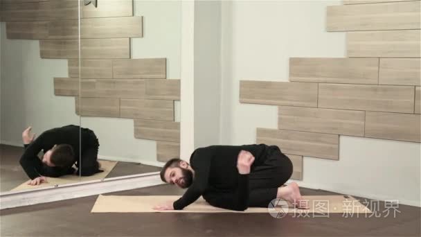 在室内锻炼瑜伽的人视频