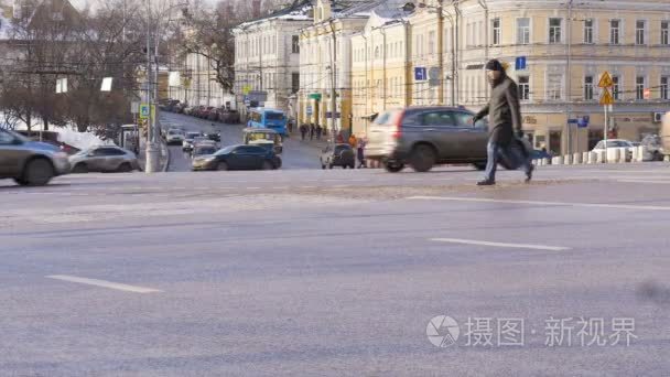 汽车停在交通灯。游戏中时光倒流。在城市街道上的汽车的快速运动。在晚上的时间