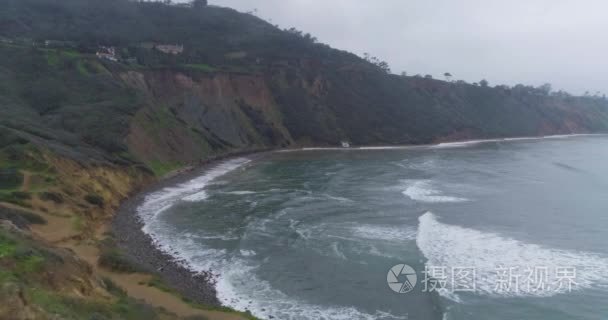 空中飞行落后由悬崖︰ 海岸岩石海滩和污垢 Trail 在帕洛斯弗迪斯，加州，冲浪者走上小道，大雾天