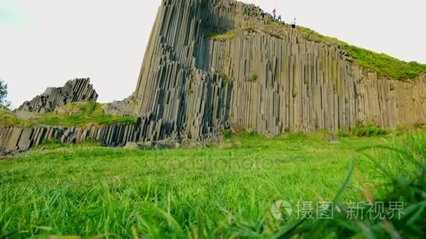 徒步旅行者下降柱状玄武岩岩石视频