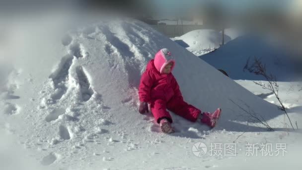 小女孩喜欢在冬天玩乐视频