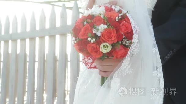 喜庆的新娘手中的红玫瑰花束视频