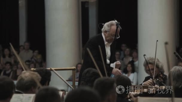 俄罗斯圣彼得堡-2016 年 6 月 23 日︰ 白叟指挥进行经典音乐大厅弦乐队而作