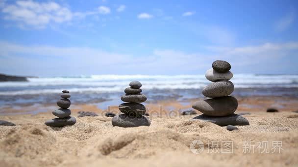 成堆的海滩上的石头