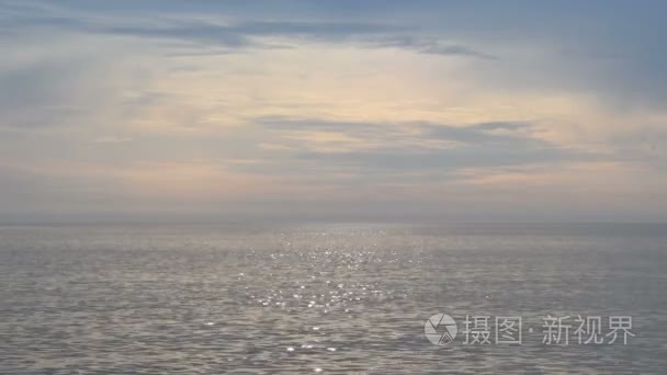 在海边欣赏落日美景视频