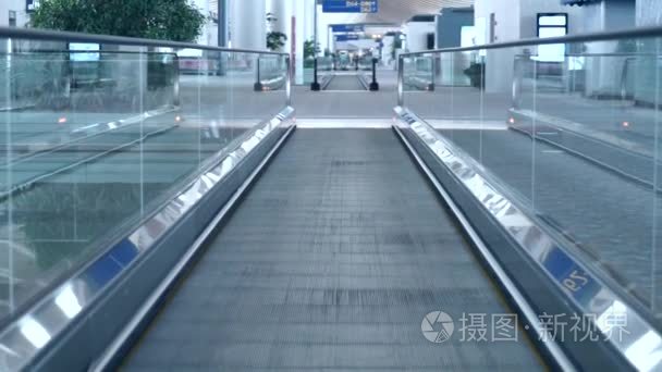 在机场航站楼自动扶梯视频