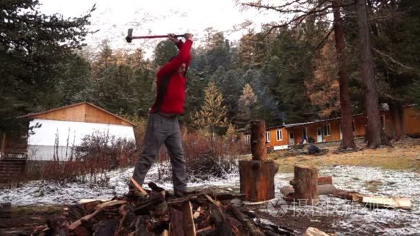 那位伐木工人砍柴视频