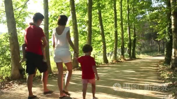 家庭与儿童在大自然中散步视频