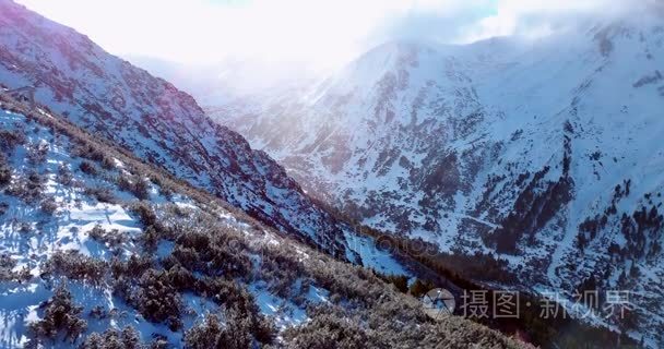 在冬天多雪的山空中飞行视频