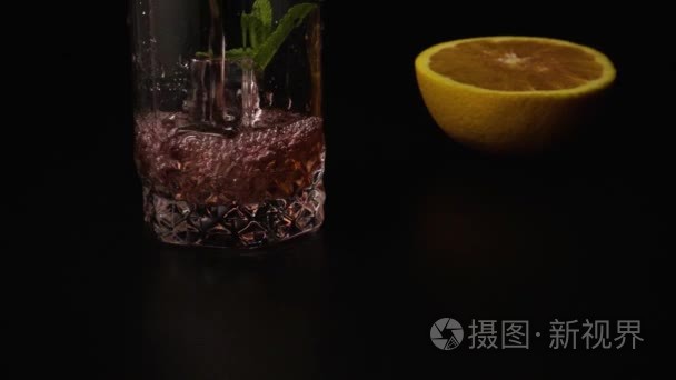 慢动作桑格利亚汽酒玻璃运动视频