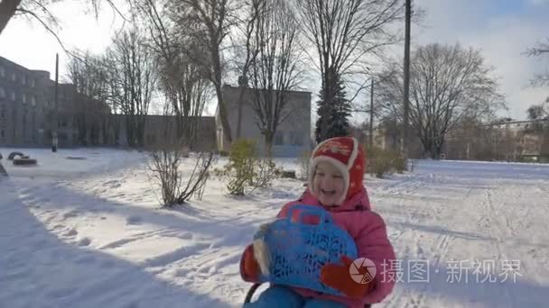 女孩骑着雪橇穿过雪地里视频