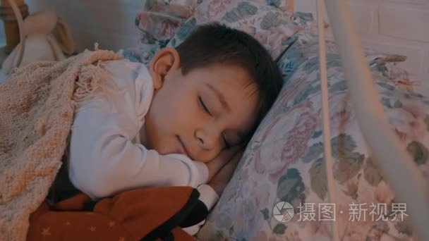 小男孩在幼儿园睡觉视频