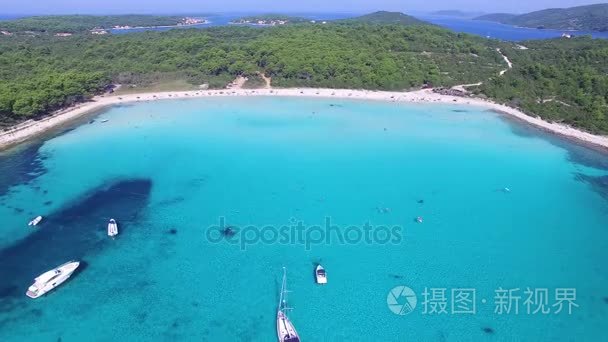 在克罗地亚海蓝宝石泻湖的游艇视频