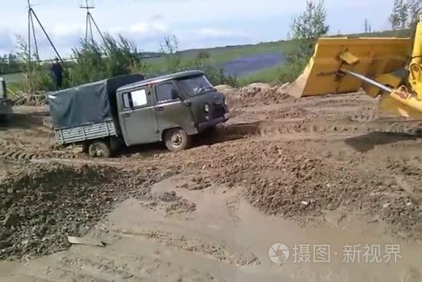 拉车与一辆拖拉机泥巴视频