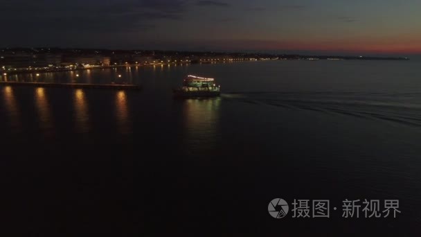 旅游船完成海上夜游飞越