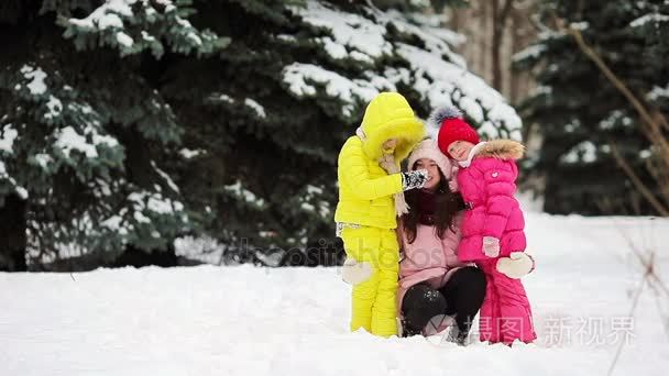 幸福的家庭享受冬季下雪天视频