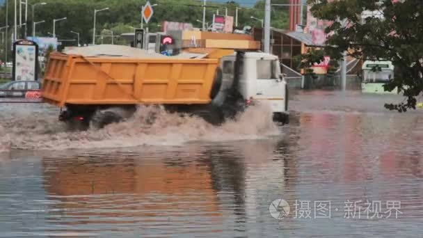 2016 年 7 月 20 日，明斯克，白俄罗斯声雨后洪水在繁忙的道路，在城市的街道上。人群中的人的立场和等待