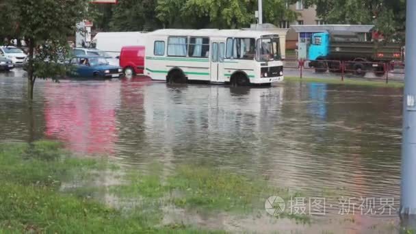 2016 年 7 月 20 日，明斯克，白俄罗斯雨后洪水在繁忙的道路，在城市的街道上。城市交通被停在路的中心