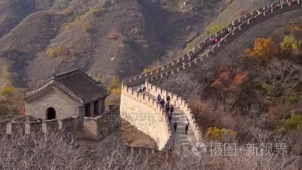 中国的长城。雄伟的山脉 vista。北京慕田峪。古老的历史遗址。秋季橙色日落、 黄色绿树