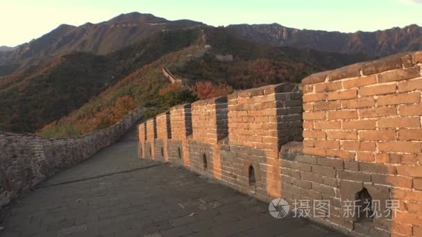 中国的长城。雄伟的山脉 vista。北京慕田峪。古老的历史遗址。秋天的橙色的太阳光线，黄色绿树