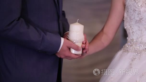 新娘和新郎与蜡烛