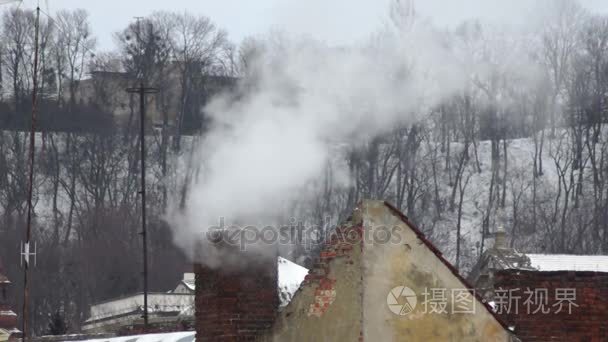 屋顶烟雪冬管家乡的风景视频