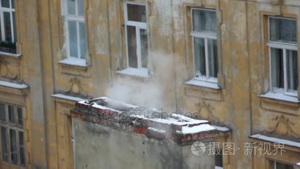 屋顶烟雪冬管家乡的风景视频