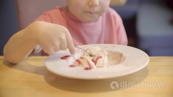 早饭吃奶酪的小男孩视频