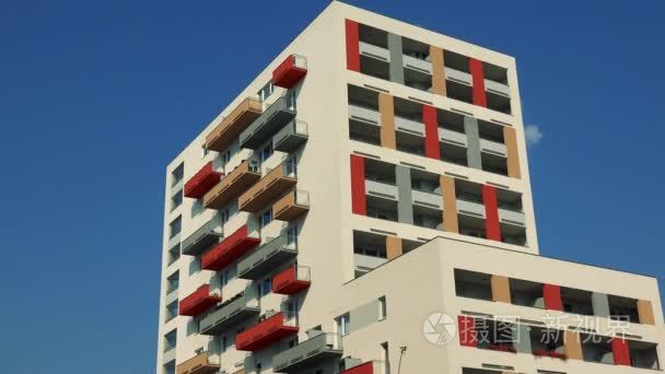 顶部的一个丰富多彩的公寓建筑，在市区，在背景中的蓝天