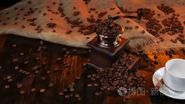 木桌的满咖啡豆磨咖啡机视频