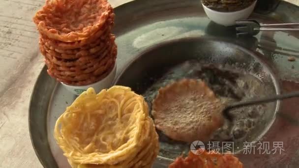 在中国的街道上虾烹调过程视频