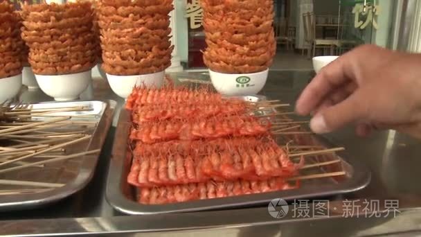 在中国的串烤的虾视频