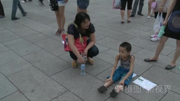 人们走上街头市的广场视频