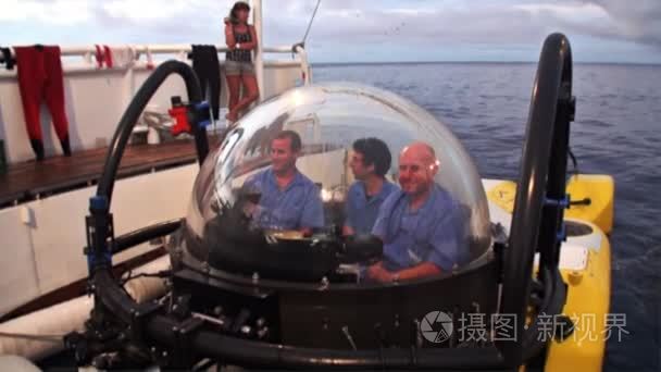 人们在水下潜艇返回船太平洋视频