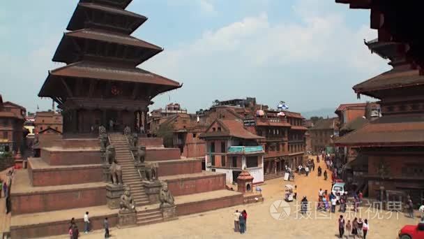 游客和当地人寺附近的广场上。大楼建筑加德满都