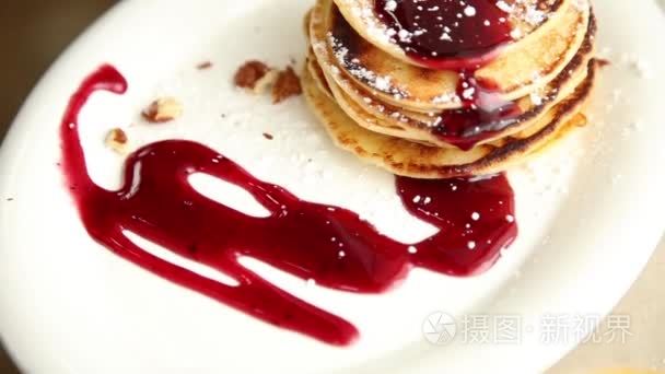 自制甜煎饼与水果果酱 酸奶油在白板上。早餐与堆栈顶部蓝莓果酱和核桃视频