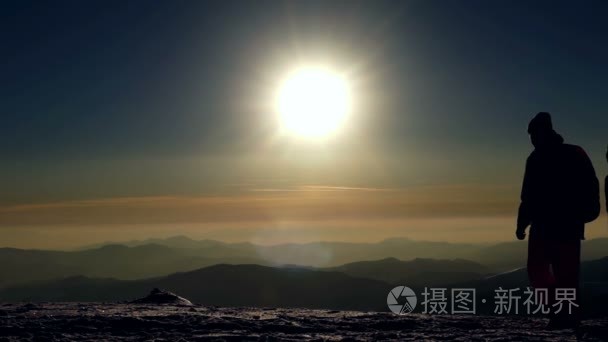 徒步旅行山太阳雪满族人视频