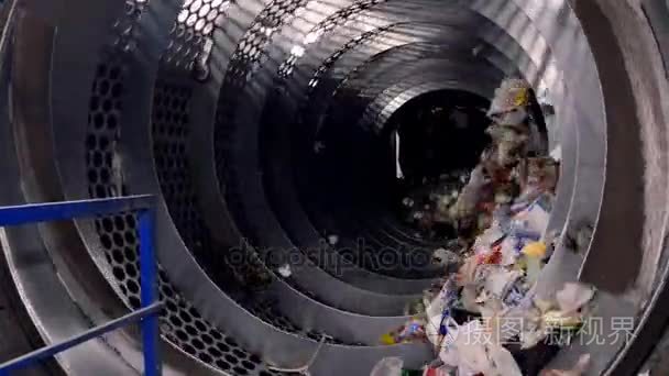 垃圾分拣机在垃圾回收厂工作视频