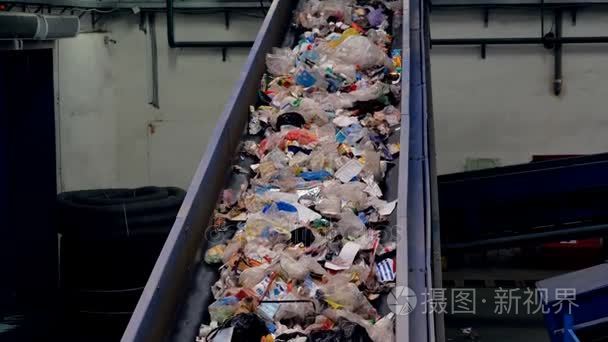 在垃圾回收厂工作的垃圾输送机