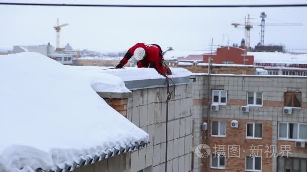工业的登山者从屋顶爬下来视频